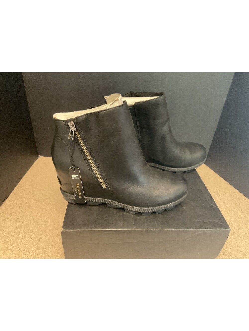 New! Womens Sorel Joan Of Arctic Wedge II Zip Bootie. Size 10.5. Nice Boots!!!
